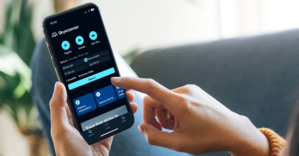 Pessoa usando aplicativo do Skyscanner no celular para buscar passagens com IA no ChatGPT
