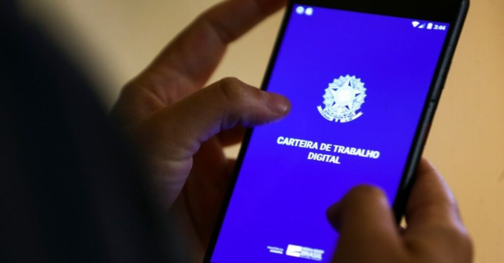 Carteira de Trabalho Digital em celular ilustra contrato de primeiro emprego para jovens sem experiência