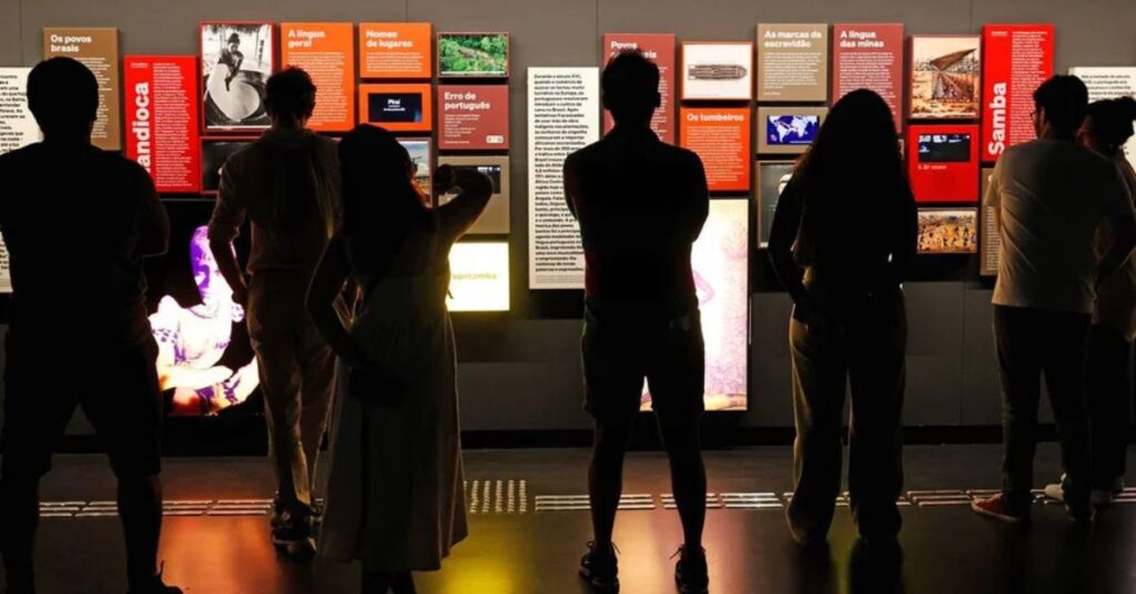 Pessoas visitam museu em exposição cultural associada a envelhecimento saudável e bem-estar mental. Cultura desacelera envelhecimento