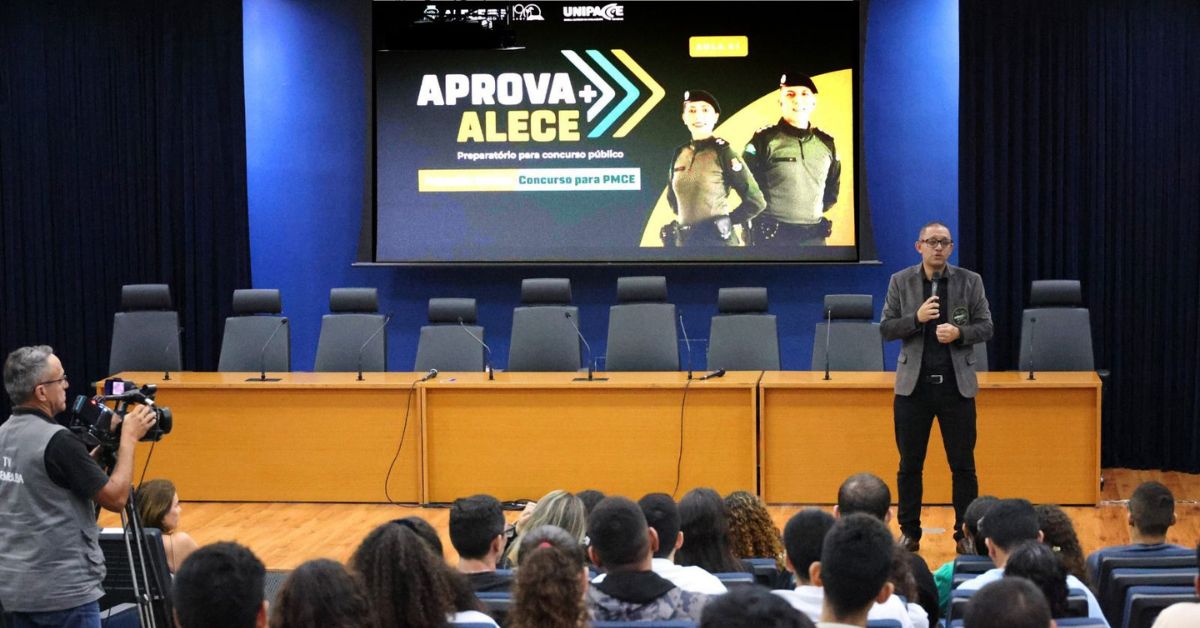 Curso gratuito para concurso TJCE reúne estudantes em aula preparatória da Alece no Ceará