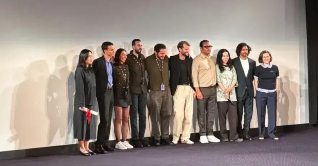 Equipe do curta brasileiro Laser-gato durante premiação no Festival de Cannes 2026