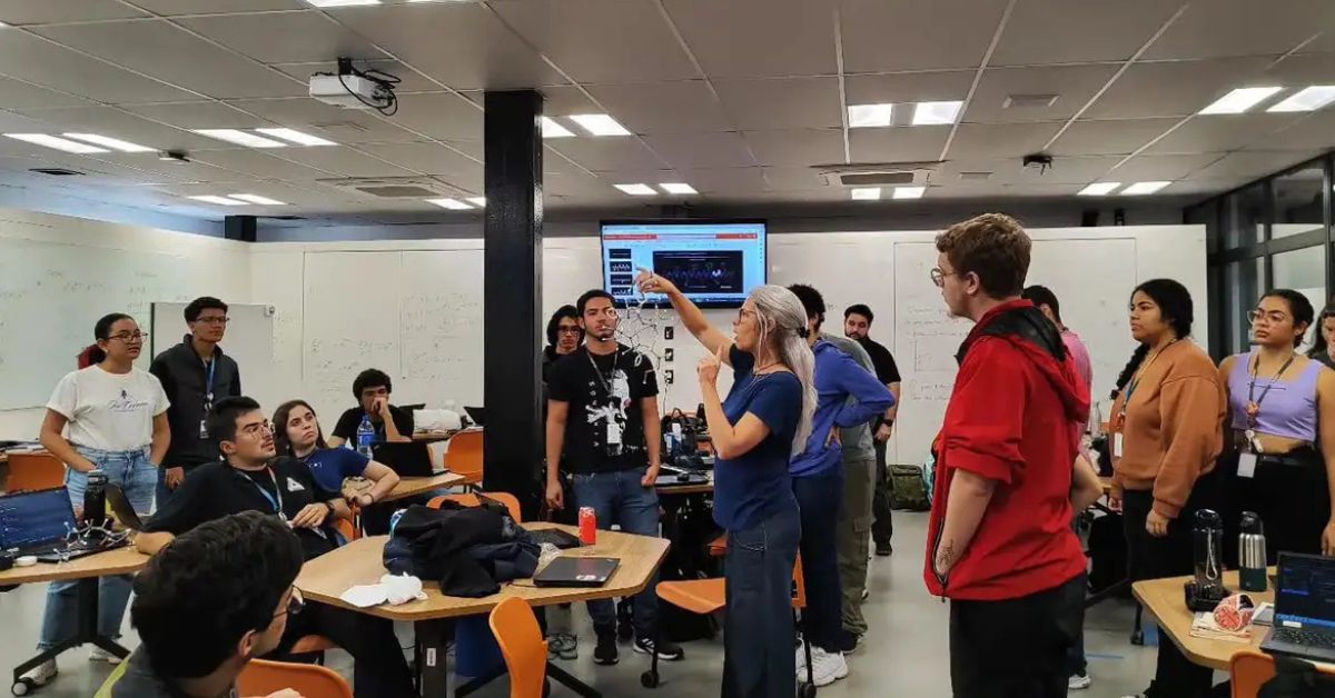 Estudantes em sala de aula discutem renegociação de dívida do Fies pelo Desenrola Fies