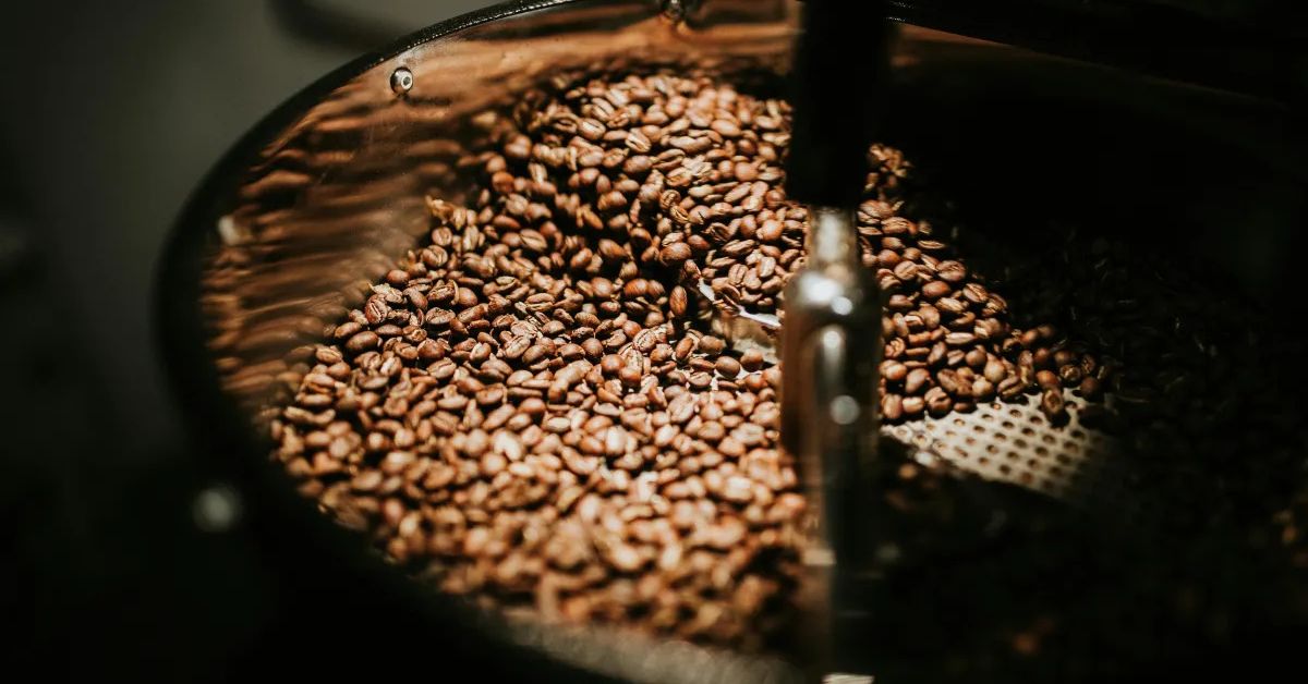 Grãos de café durante processo de torrefação no Dia Nacional do Café no Brasil