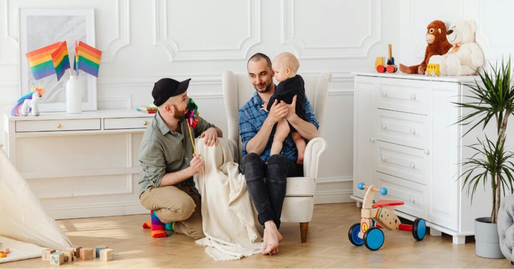 Casal homoafetivo com bebê em casa representa proteção familiar e direitos previdenciários LGBT+ garantidos pelo INSS