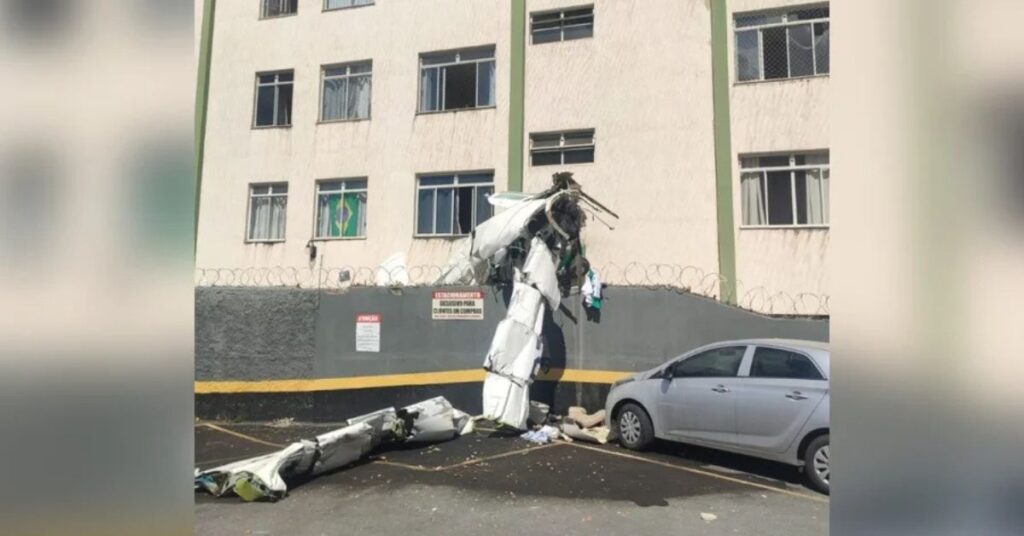 Destroços de avião após queda em BH onde duas pessoas desembarcaram antes do voo