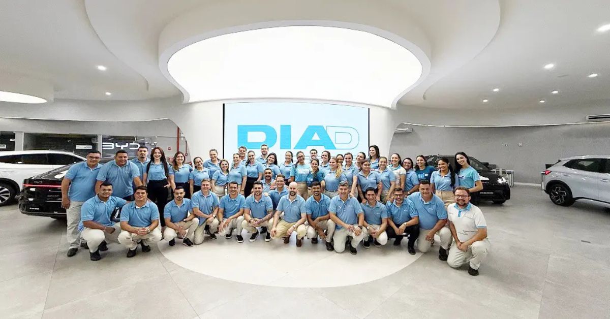 Equipe da BYD Carmais reunida em concessionária de Fortaleza com carros eletrificados da marca