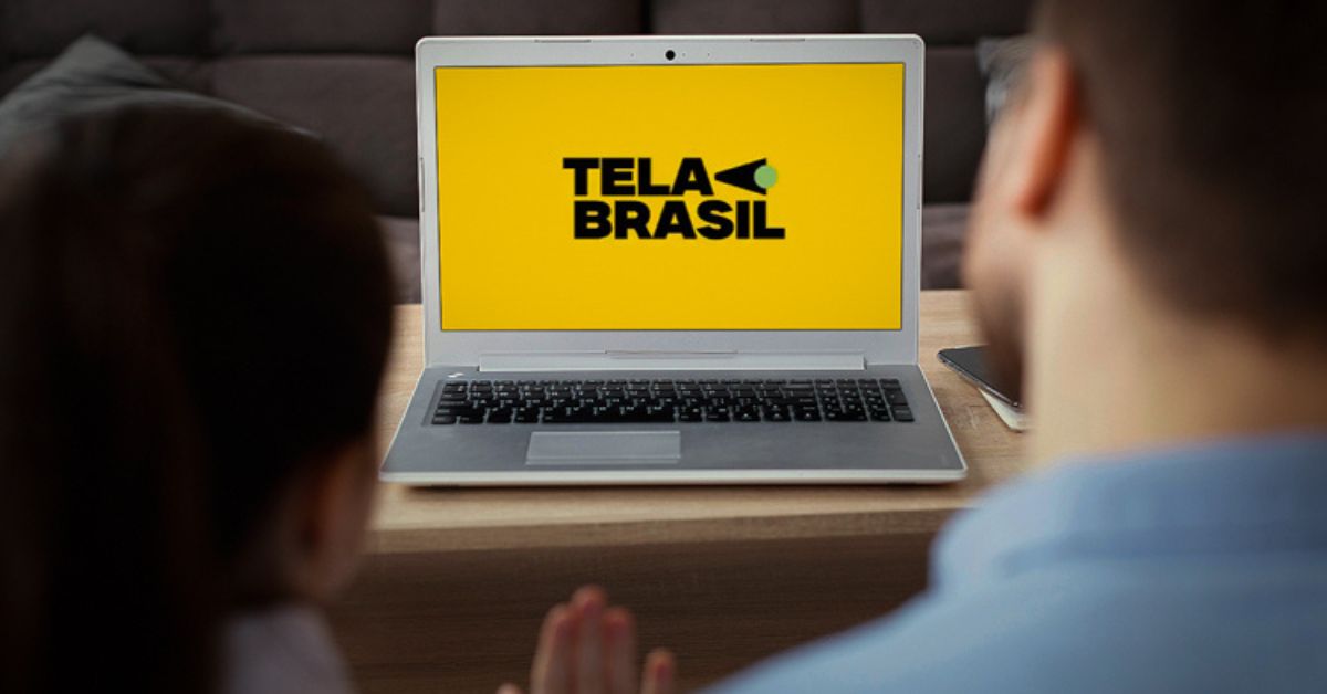 Tela Brasil em notebook durante anúncio da estreia da plataforma brasileira de streaming gratuito