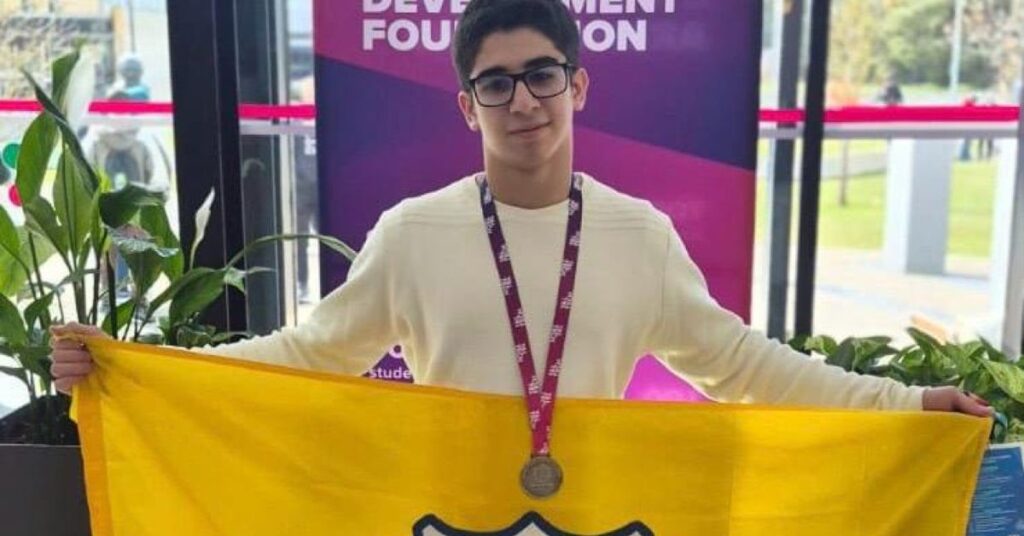 Estudante brasileiro olimpíada de física exibe medalha internacional após competição científica