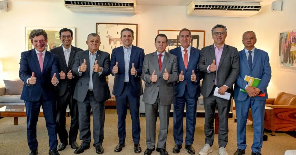 Lideranças da Câmara e integrantes do governo Lula durante acordo sobre o fim da escala 6x1 e jornada de 40 horas