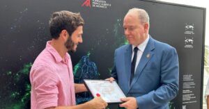 Fotógrafo brasileiro recebe prêmio internacional por imagem que expôs tráfico de tubarões
