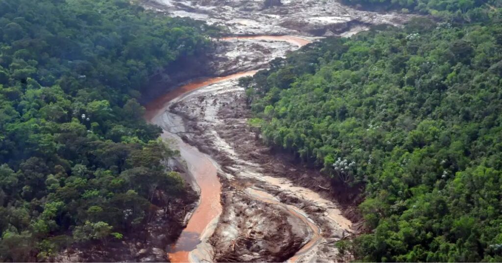 Área atingida pelo desastre de Mariana durante ações do Fundo Rio Doce na reparação ambiental