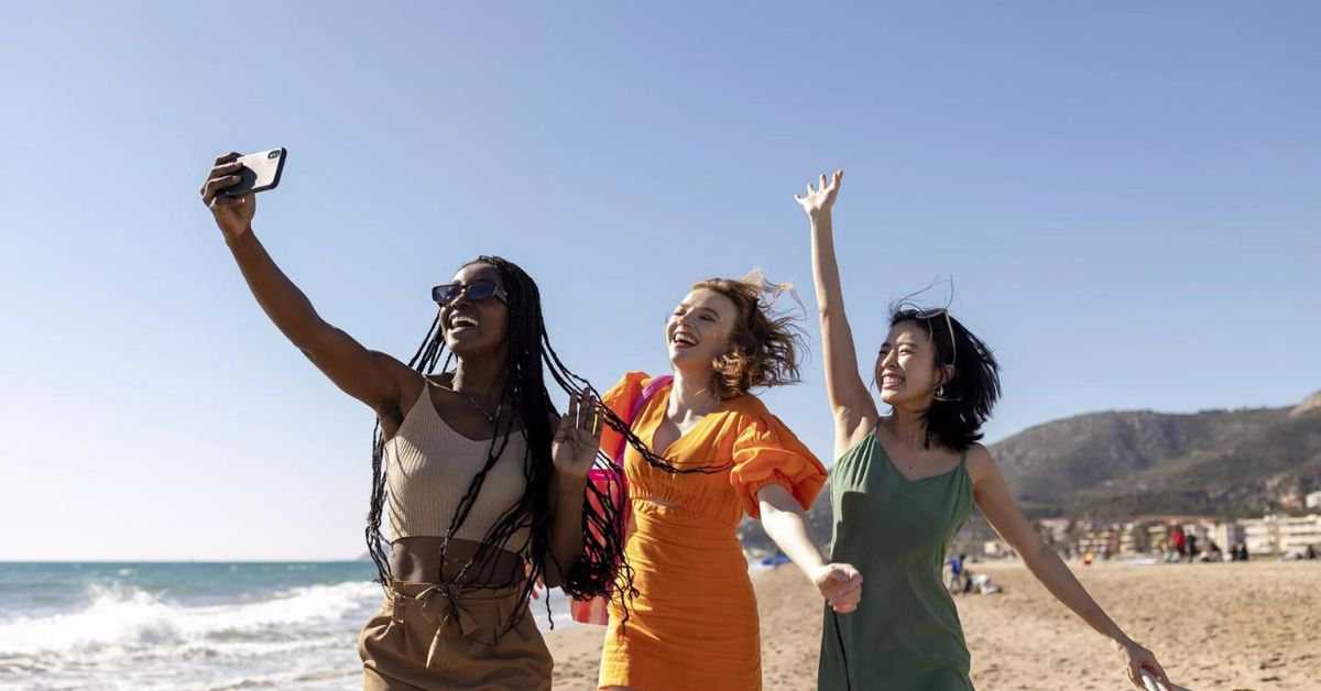 Mulheres viajando sozinhas com segurança em praia no Brasil seguindo orientações de guia para mulheres que viajam sozinhas