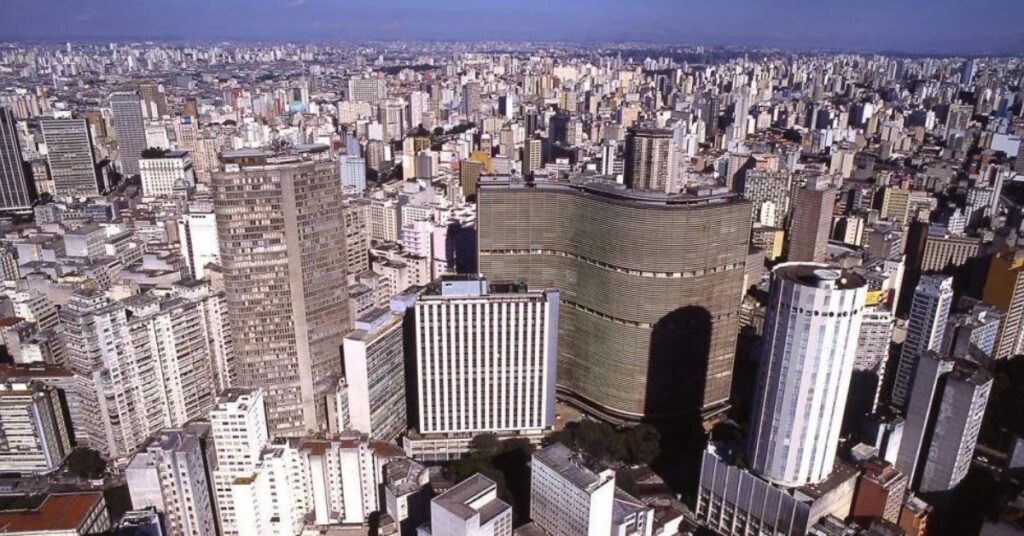 Vista aérea de São Paulo usada em estudo da USP sobre mapa de vulnerabilidade energética e risco de apagões