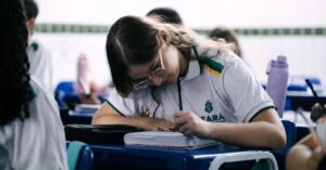 Estudante de escola pública usa IA contra feminicídio e leva Ceará à elite mundial da ciência