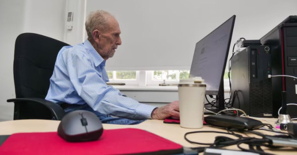 Idoso de 102 anos ensina tecnologia e inteligência artificial para aposentados em clube de inclusão digital na Austrália