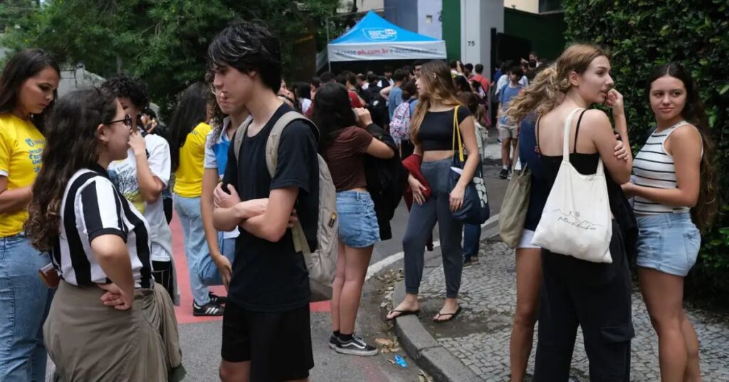 Estudantes reunidos em local de prova durante inscrições do Enem 2026
