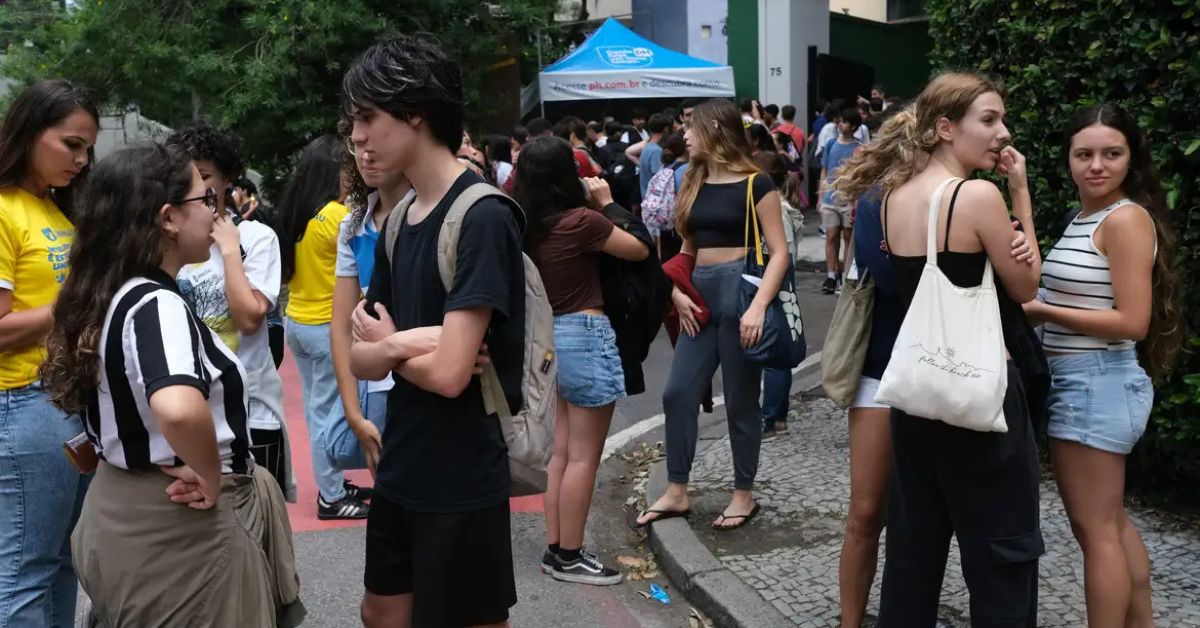 Estudantes reunidos em local de prova durante inscrições do Enem 2026