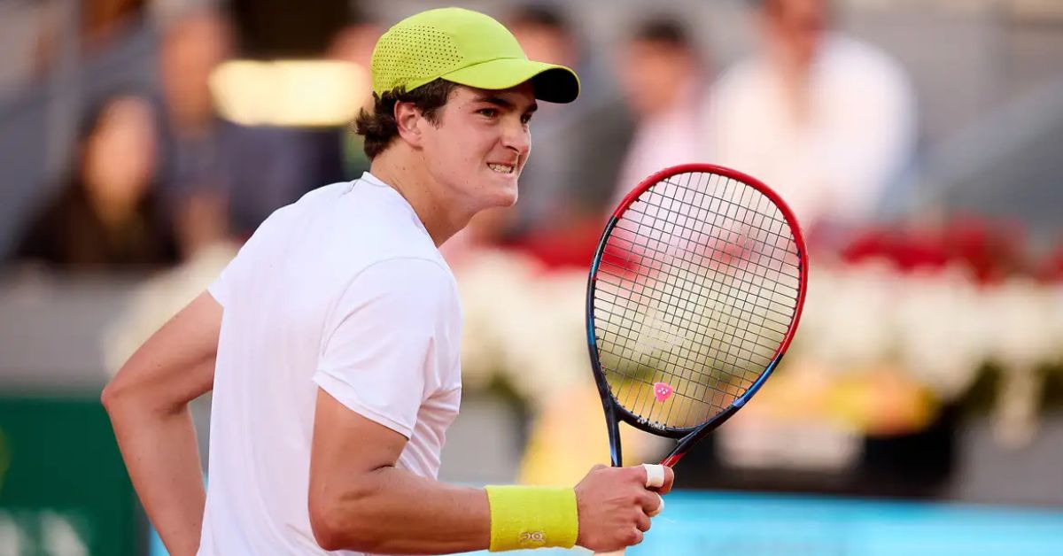 João Fonseca comemora vitória em Roland Garros após estreia contra Luka Pavlovic