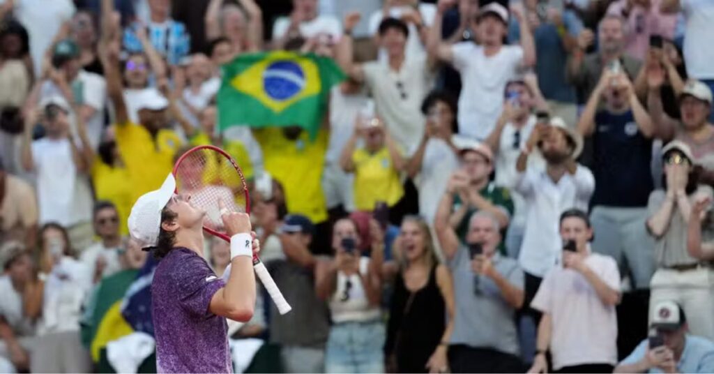 João Fonseca comemora vitória sobre Novak Djokovic em Roland Garros 2026 após classificação histórica