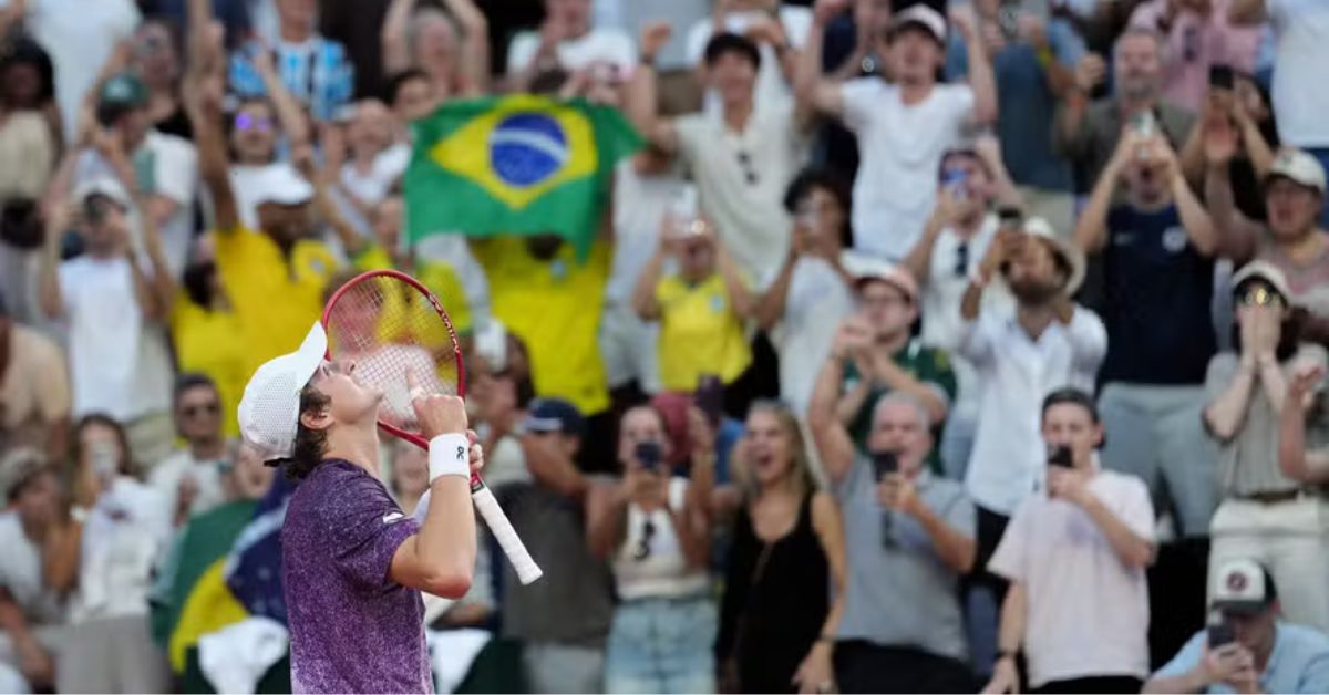 João Fonseca comemora vitória sobre Novak Djokovic em Roland Garros 2026 após classificação histórica