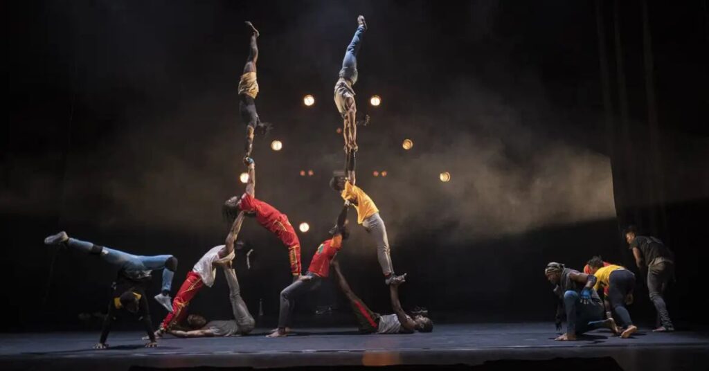 Artistas de circo se apresentam em espetáculo após lei do circo brasileiro reconhecer atividade como cultura popular