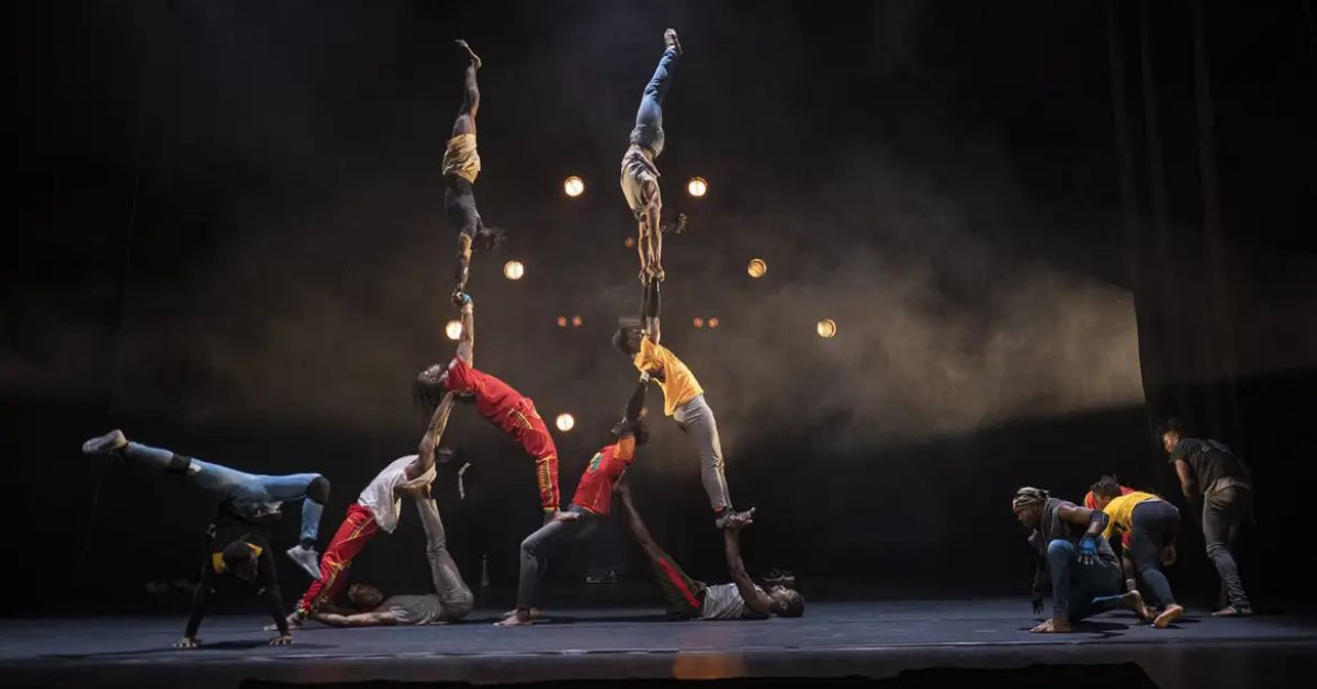 Artistas de circo se apresentam em espetáculo após lei do circo brasileiro reconhecer atividade como cultura popular