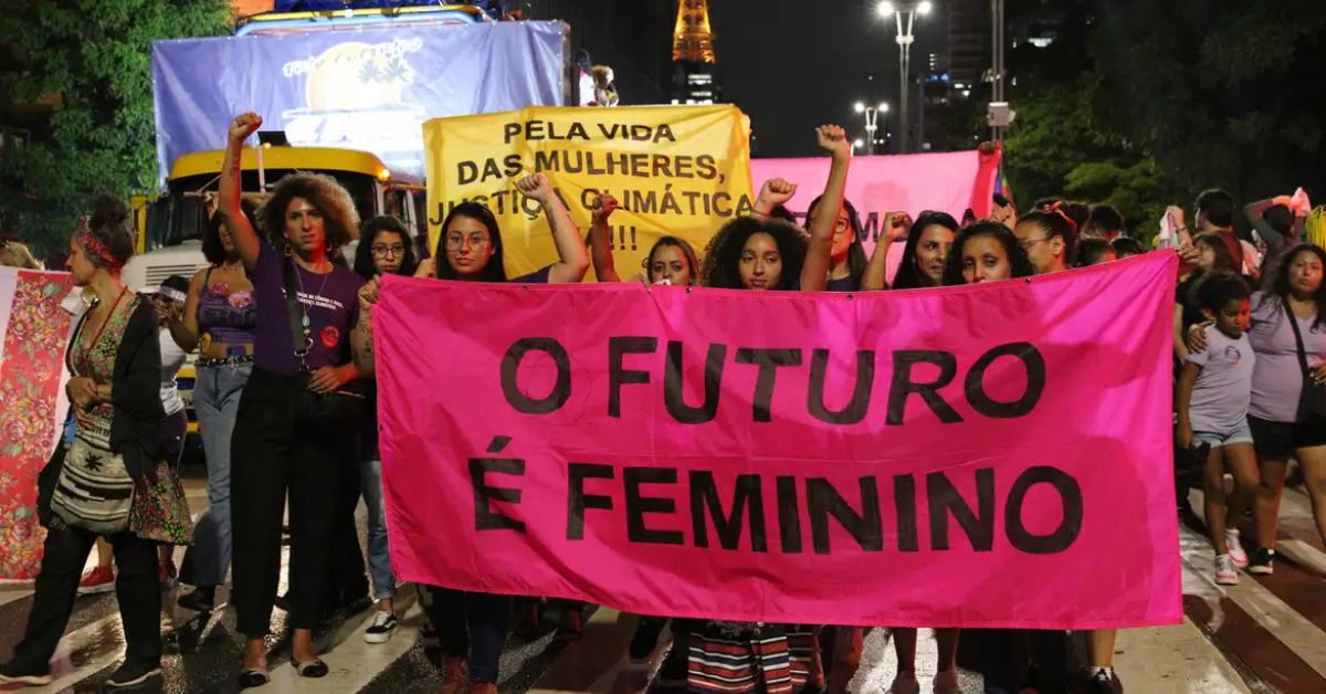 Manifestação feminina em defesa dos direitos das mulheres e da igualdade de gênero durante debate sobre Lei Maria da Penha nas escolas