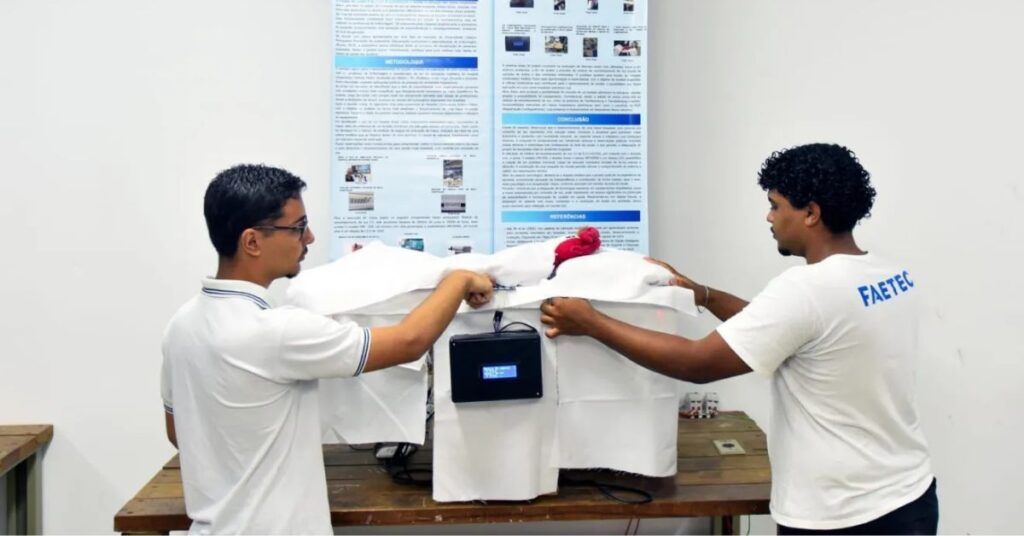 Alunos da Faetec apresentam maca hospitalar por comando de voz desenvolvida para ajudar idosos e pacientes acamados