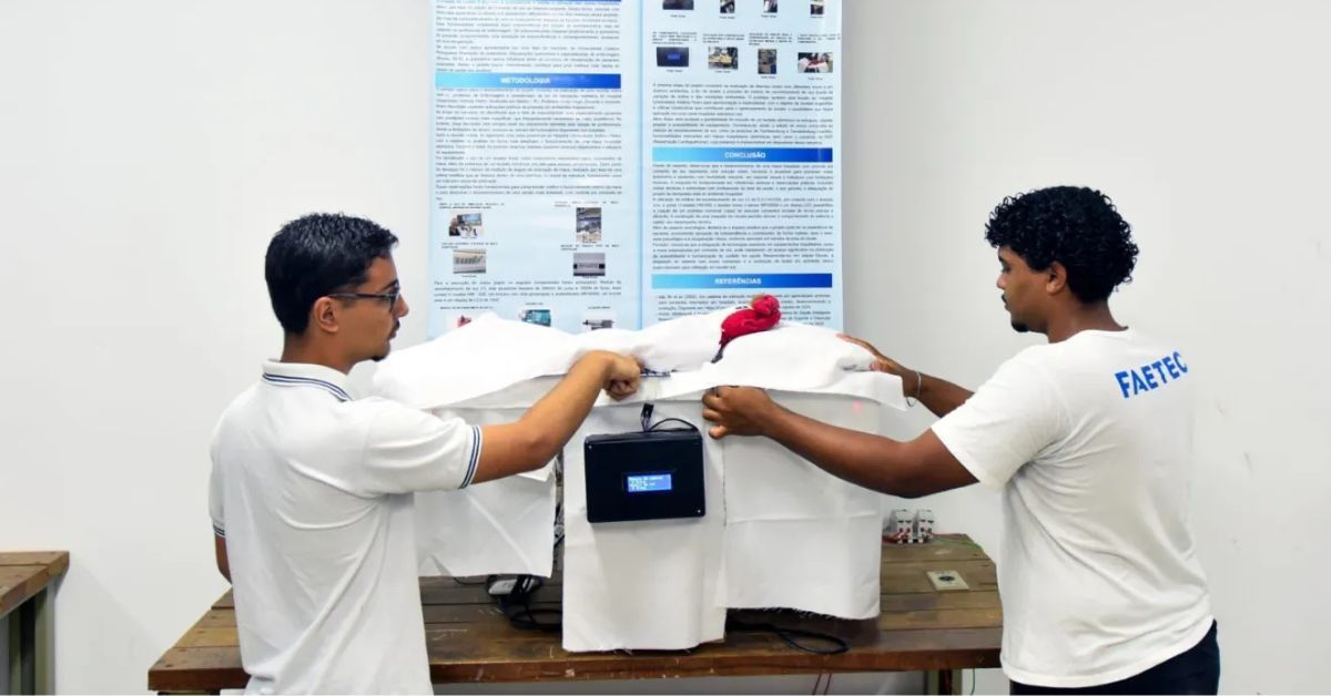 Alunos da Faetec apresentam maca hospitalar por comando de voz desenvolvida para ajudar idosos e pacientes acamados