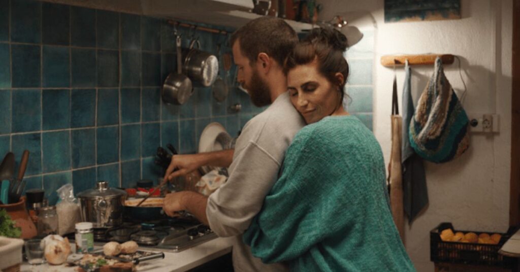 Cena do filme Surda mostra casal em cozinha durante narrativa sobre maternidade surda e inclusão no cinema