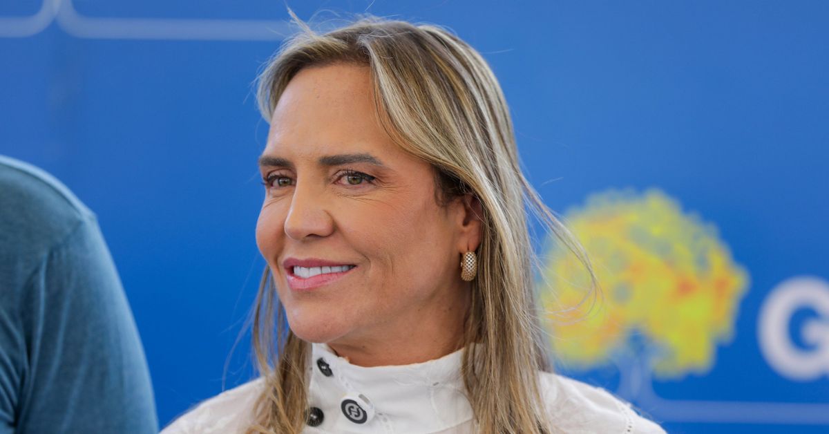 Mulher em cargo de liderança do GDF durante evento sobre gestão pública e transparência no Distrito Federal