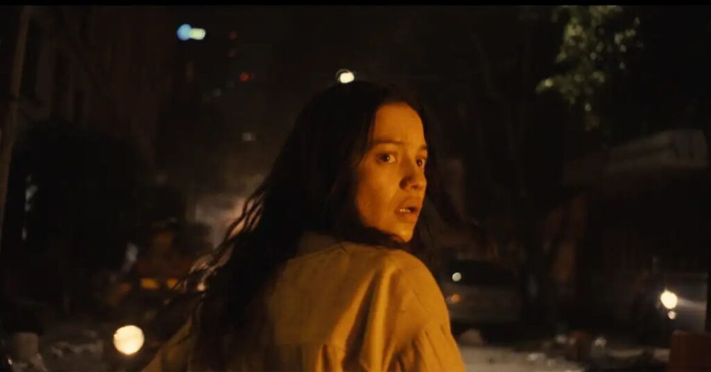 Mulheres no Prêmio Platino: cena do filme Ainda é noite em Caracas com protagonista em rua à noite