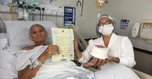 Paciente com câncer se casa no hospital e ganha força no tratamento em fase crítica