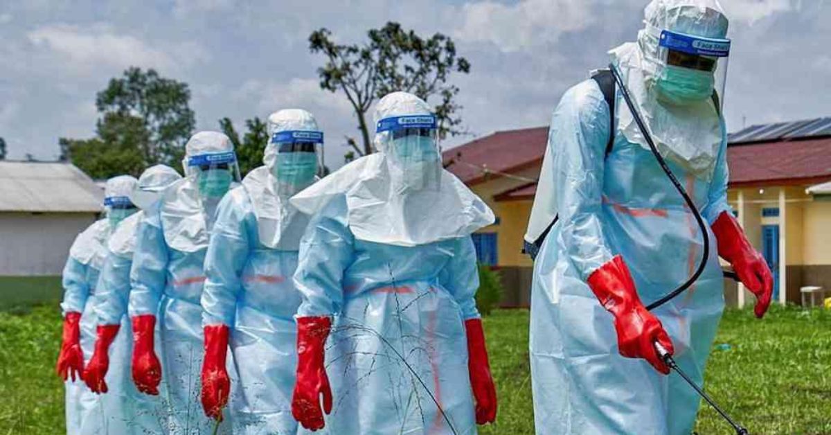 Profissionais de saúde utilizam equipamentos de proteção durante ações de combate ao surto de ebola na República Democrática do Congo, onde foi registrado o primeiro paciente curado de ebola da atual epidemia.