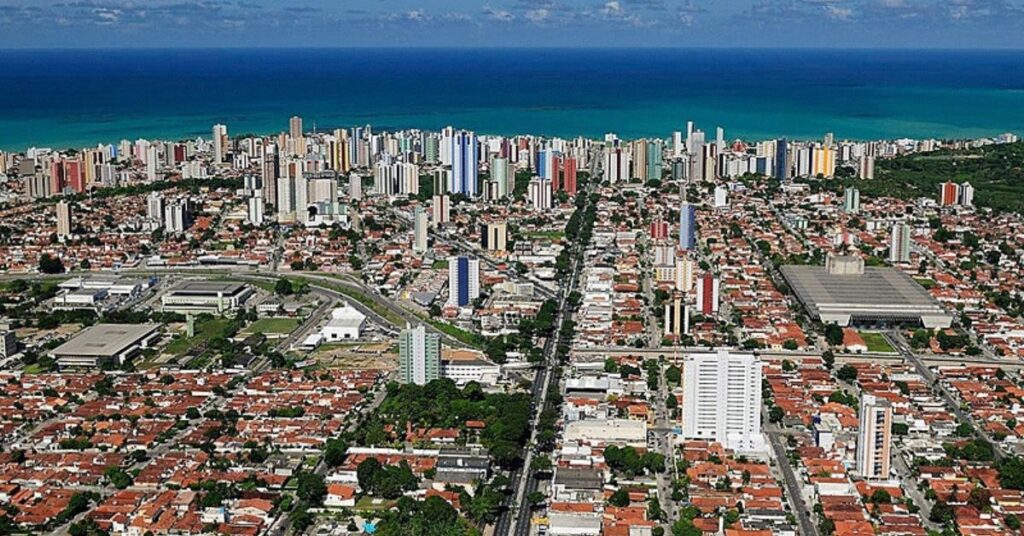 Vista aérea de João Pessoa durante avanço da Paraíba em competitividade social e crescimento econômico no Nordeste