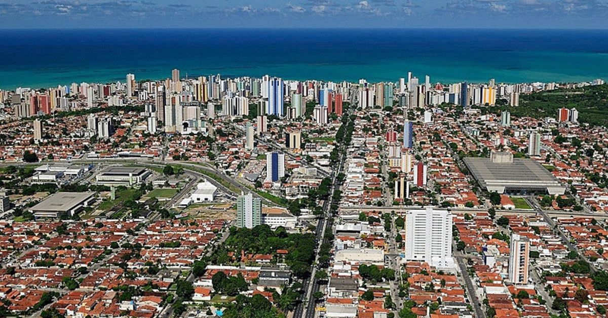 Vista aérea de João Pessoa durante avanço da Paraíba em competitividade social e crescimento econômico no Nordeste
