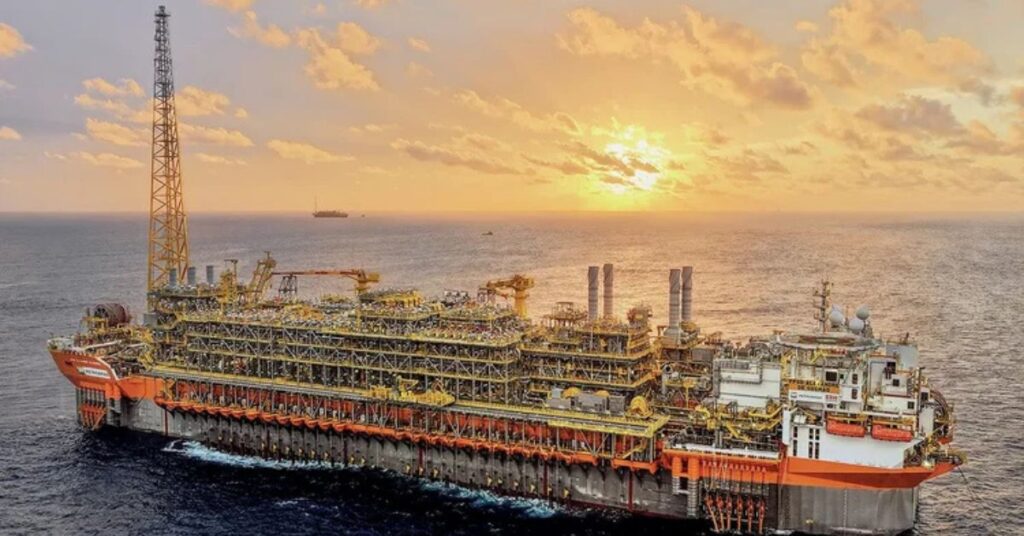 Plataforma da Petrobras no pré-sal após estatal superar Shell e Exxon em lucro global em 2026