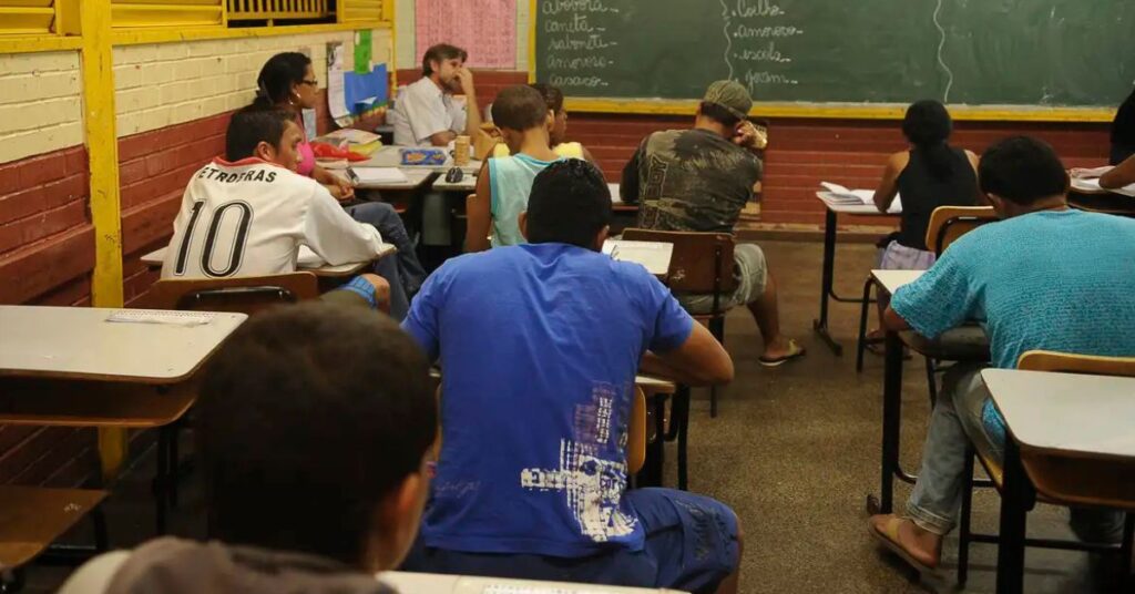 Jovens participam de atividade educacional em sala de aula durante projeto apoiado pela Plataforma Juventude Solidária