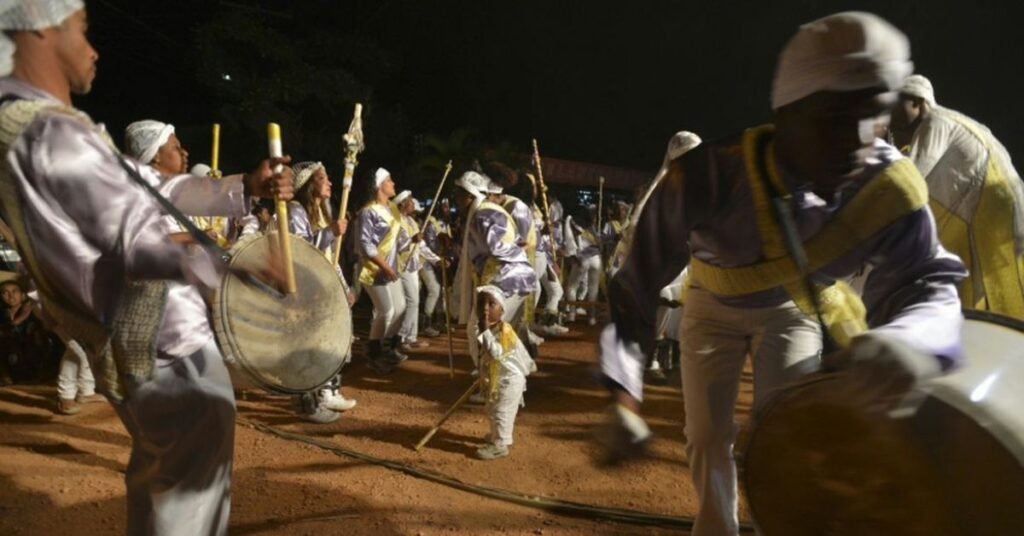 Grupo de cultura popular participa de manifestação tradicional brasileira durante celebração comunitária