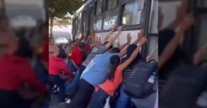 Populares levantam ônibus para salvar motociclista preso em Aparecida de Goiânia