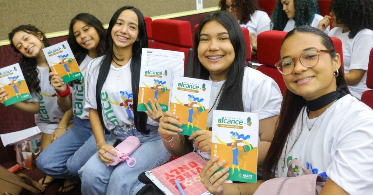 Estudantes do Programa Alcance Enem da Alece participam de preparação gratuita para vestibulares no Ceará