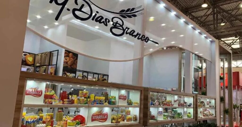 Programas da M. Dias Branco apresentados em estande institucional da empresa durante evento do setor alimentício