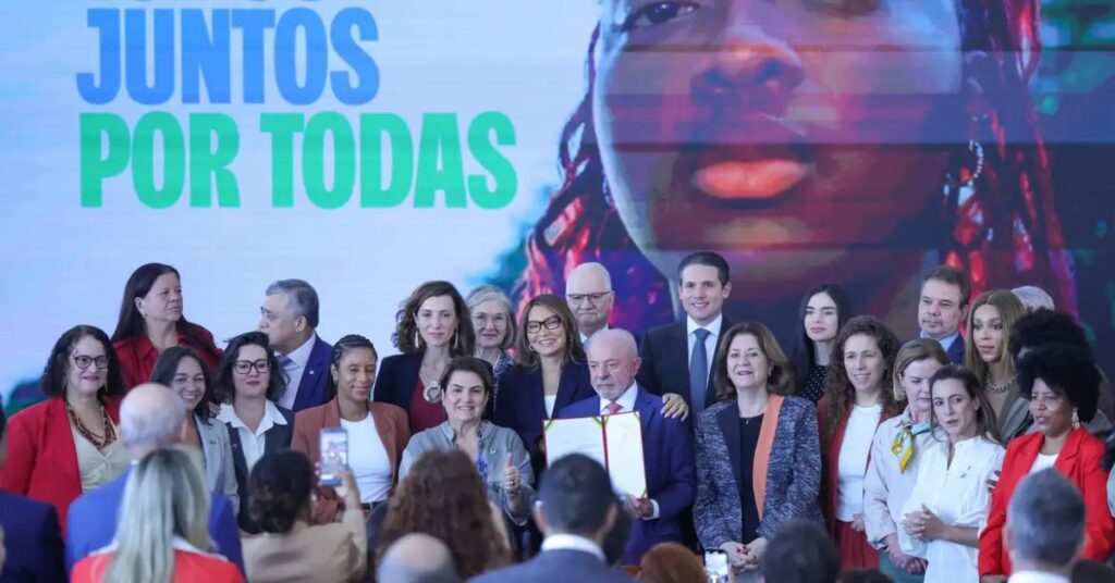 Lula anuncia medidas de proteção digital das mulheres contra violência online e deepfakes durante cerimônia no Palácio do Planalto