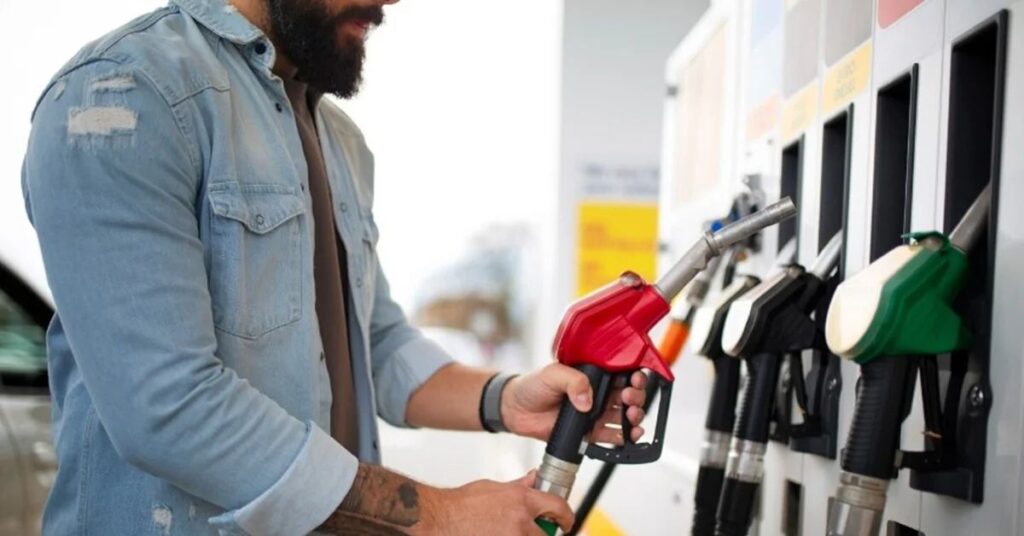 Motorista abastece em posto de combustíveis após anúncio de queda do preço do diesel pela Petrobras.