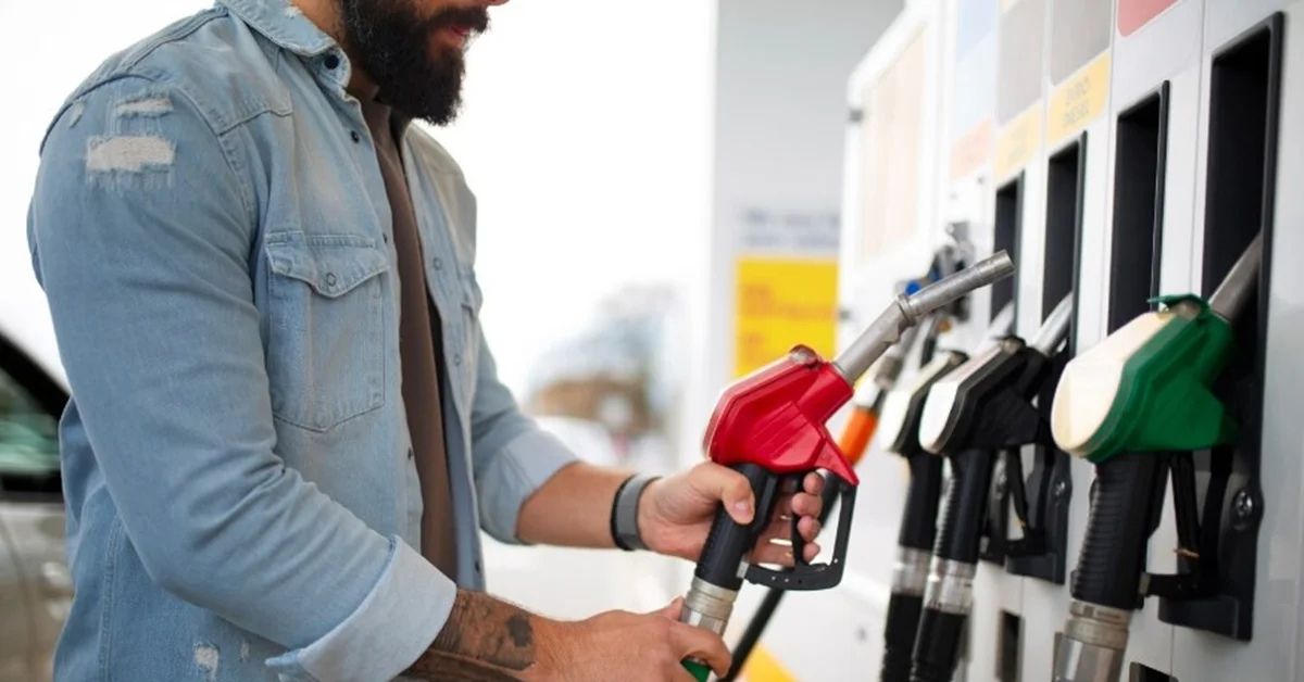 Motorista abastece em posto de combustíveis após anúncio de queda do preço do diesel pela Petrobras.
