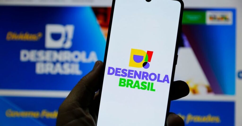Renegociação de dívidas com Desenrola exibida em celular com logo do programa Desenrola Brasil