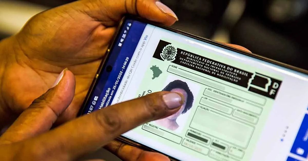 Motorista acessa CNH digital em celular após avanço da renovação automática da CNH