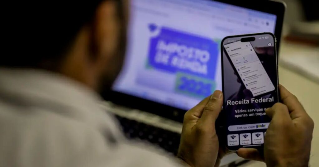 Contribuinte acessa aplicativo da Receita Federal no celular para consultar a restituição do Imposto de Renda 2026 via Pix.