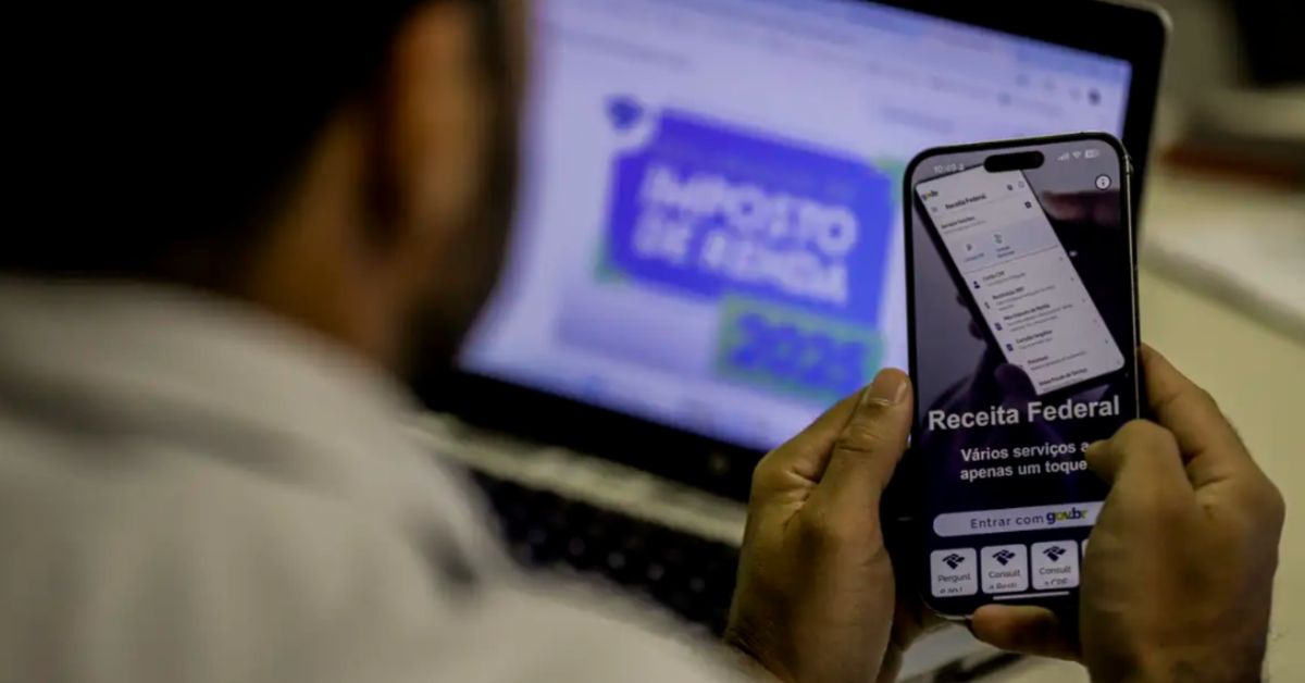 Contribuinte acessa aplicativo da Receita Federal no celular para consultar a restituição do Imposto de Renda 2026 via Pix.