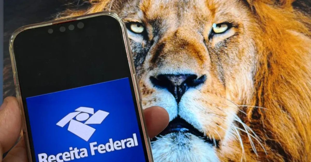 Celular com aplicativo da Receita Federal em destaque, simbolizando a restituição do Imposto de Renda e os pagamentos realizados aos contribuintes em 2026.